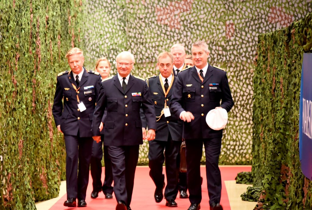 Flygvapenchef generalmajor Mats Helgesson eskorterar Hans Majestät Konungen in till seminariet.