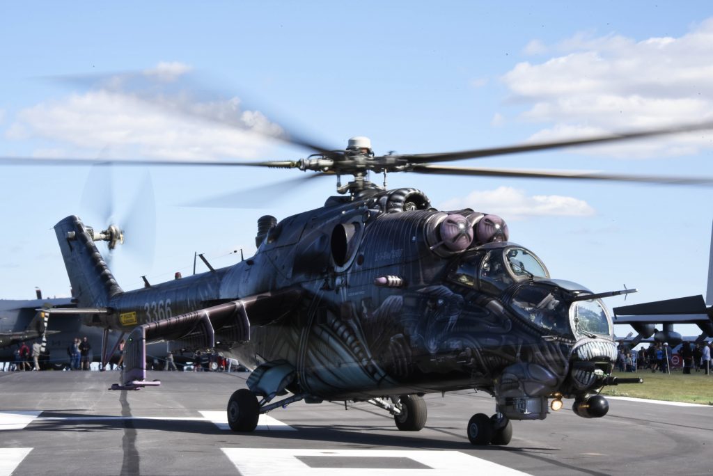 Attackhelikoptern Mi-24 har varit i Sverige tidigare men inte på någon uppvisning. Den här har dessutom vunnit pris för sin "Alien" målning.