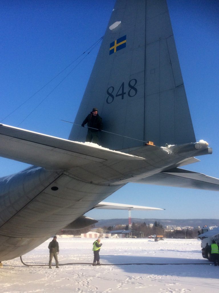 Under det här uppdraget blev det också nödvändigt att sopa bort snö från flygplanet innan sista sträckan hem till Sverige.