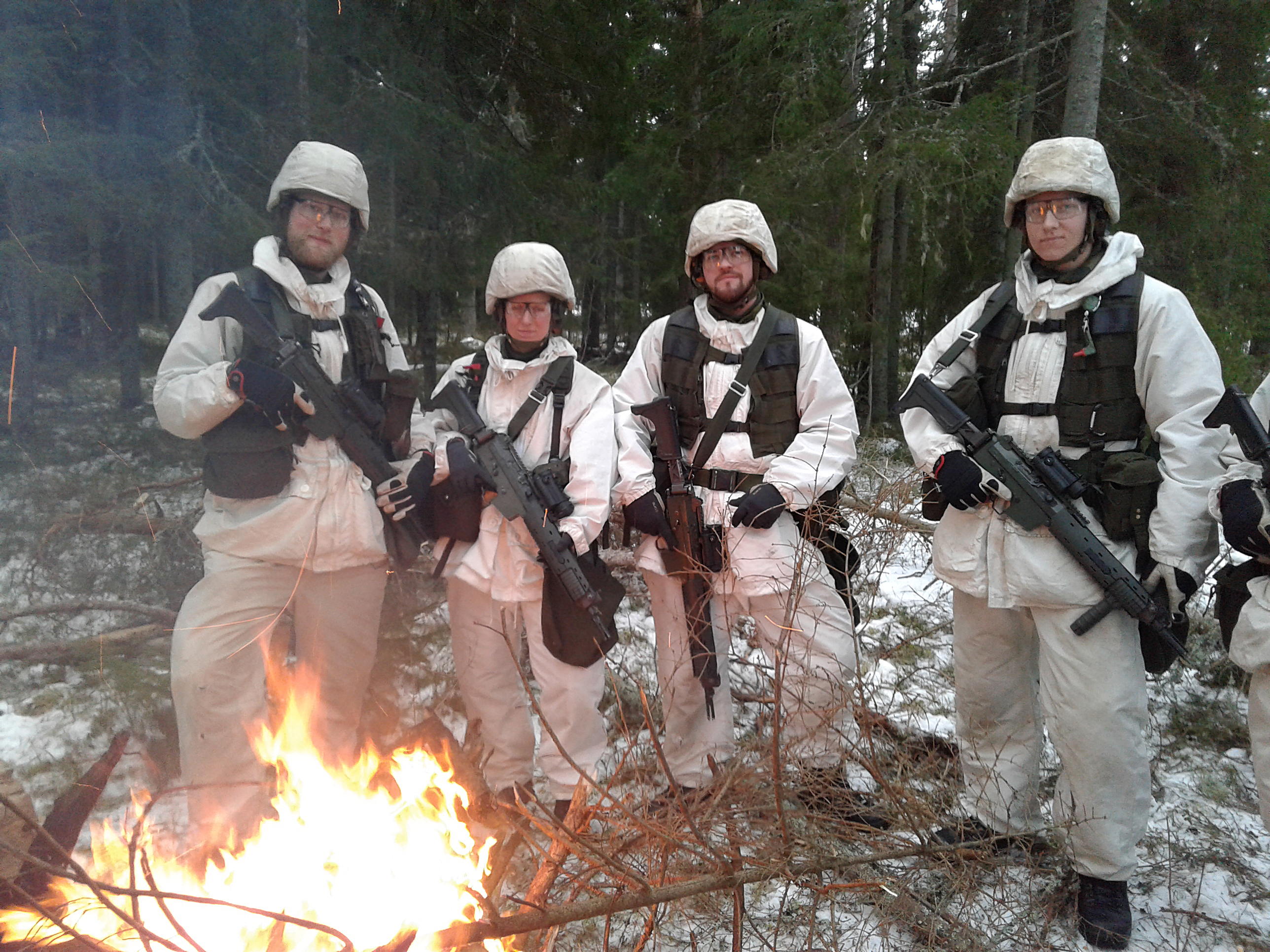 Rekryterna Bohn, Rabar, Vehmaa och Östberg tar en paus och njuter av det snöfattiga men vackra vintervädret.