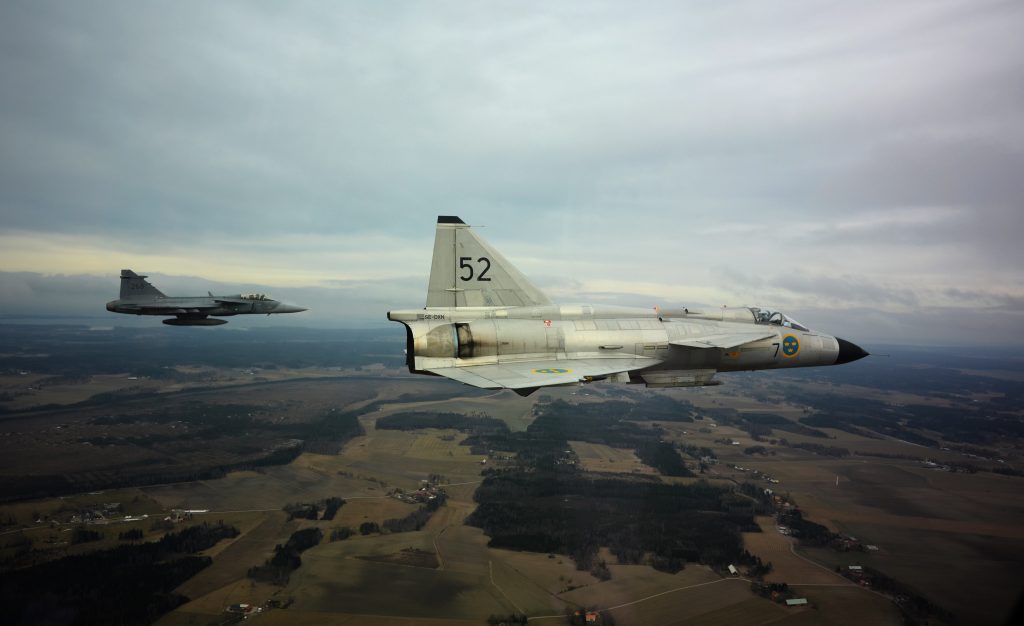 Två Jas 39 gripen eskorterar Saab 37 Viggen, 50 år efter första flygningen. Foto: Försvarsmakten