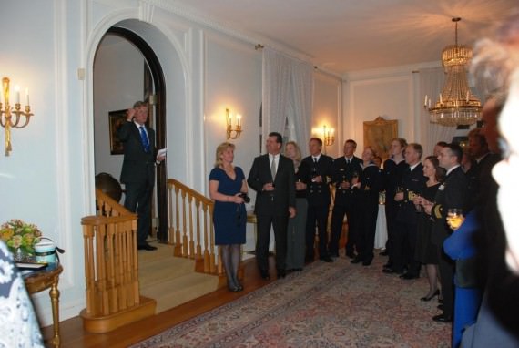 Ambassadören hälsar välkommen till residenset i  Washington DC