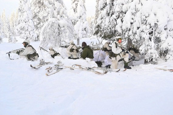 Försvar av bas efter stridskontakt. Foto: Jonas Brobakken/Försvarsmakten