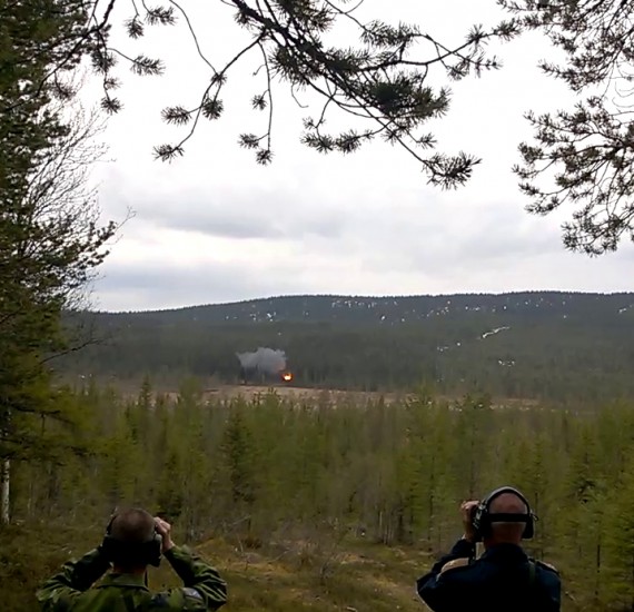 Stf chef Insatsstaben (t h) och Armétaktisk chef (t v) under förevisning jägarstrid. Foto: Arméns jägarbataljon