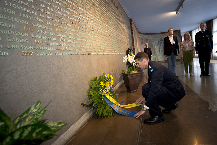 Ceremoni till minne av de stupade i flygvapnets minneshall.