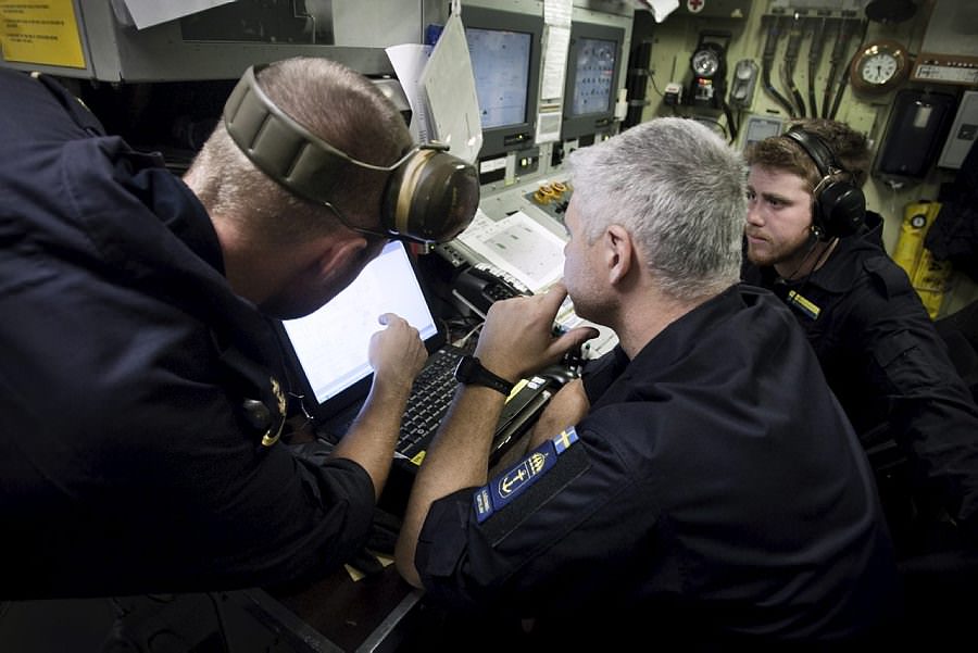 Maskincentral på korvett. Foto: Sergeant Anton Thorstensson Combat Camera 