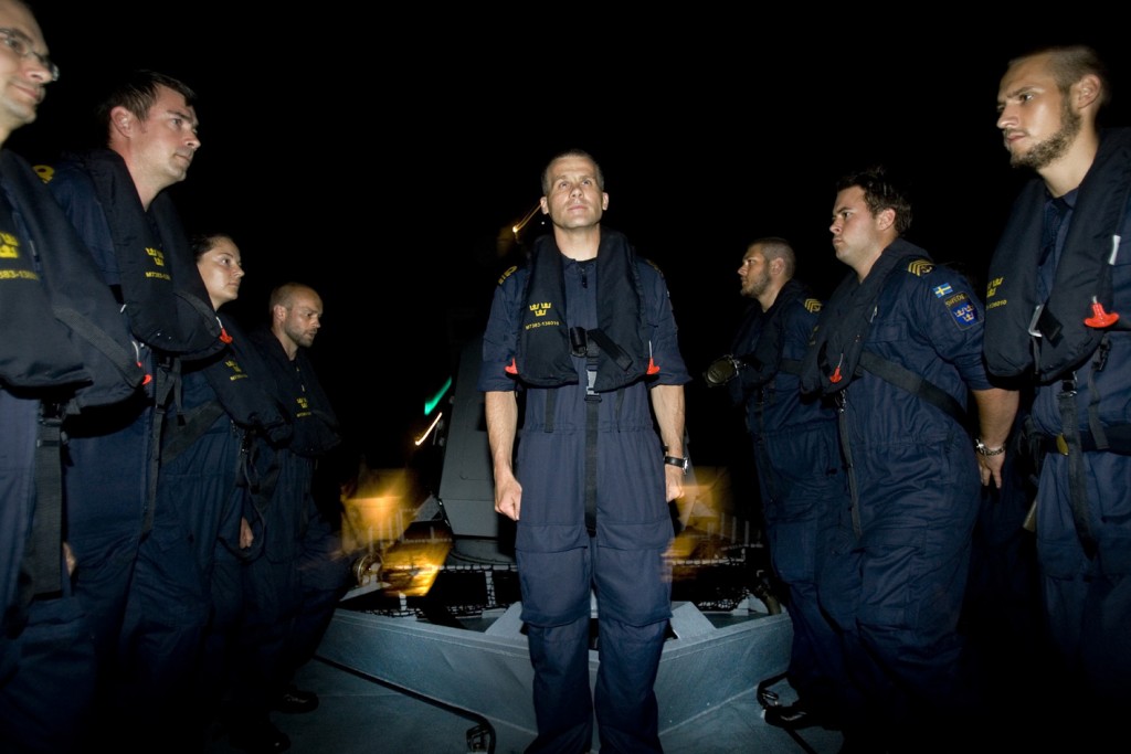 Adenviken 6 juni 2009. HMS Stockholm firade nationaldagen genom att samlas på fördäck och sjunga nationalsången. 