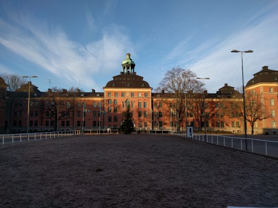 Kavallerikasern fångas i juldagens solljus. Härligt med vackert väder, men vart är all snö?