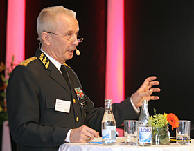 ÖB, Sverker Göransson, berättade om det nya personalförsörjningssystemet, med bland annat tidvis tjänstgörande.