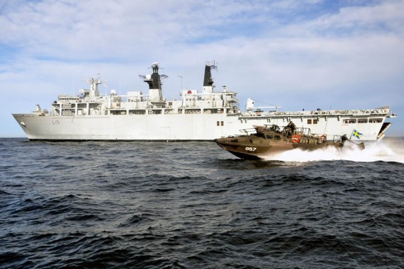 HMS Bulwark och stridsbåt 857