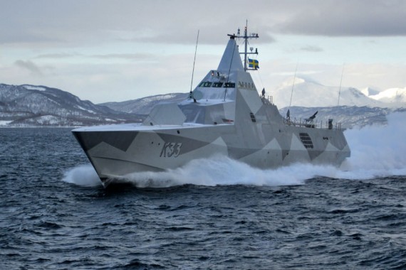 HMS Härnösand passerar i hög fart/Foto: Stefan Järkeborn FM