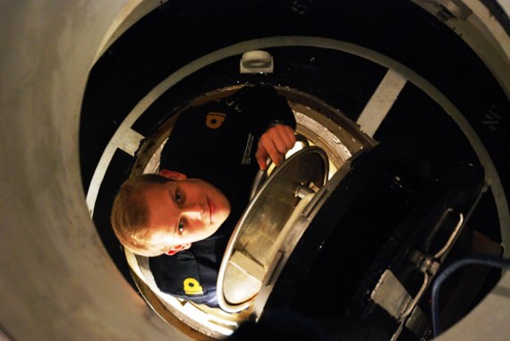 Svensk ubåt på havsbotten - luckor öppna mellan ubåt och räddningsubåten (NSRS)