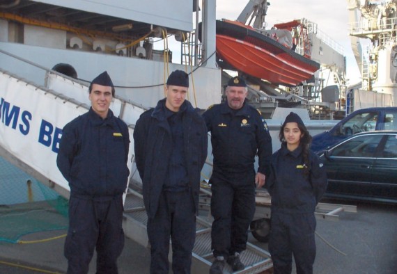 PRAO elever utanför HMS Belos tillsammans med kapten Håkan Wendt