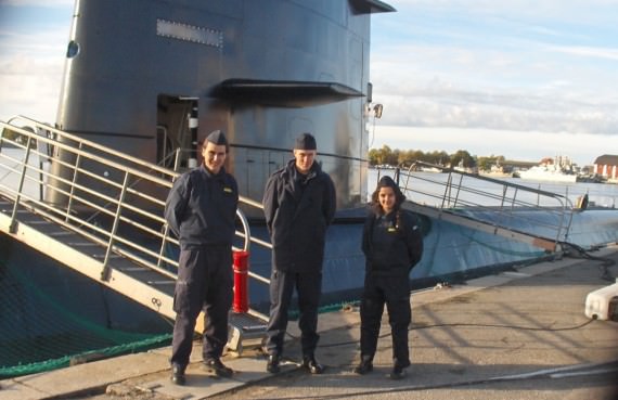 Philip Bergman, Ibrahim Babacic och Binai Ahmad vid en ubåt typ Gotland