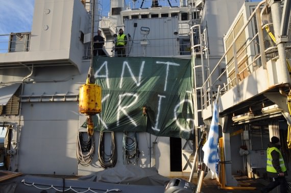 HMS Belos ockuperad av "aktivister"