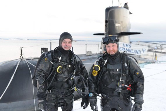 Ubåtens skrov har kontrollerats innan losskastning. Dykare är Björn Gullander (systemtekniskofficer) och Andreas Sannerman (maskinist) tillhörande 1.ubflj.