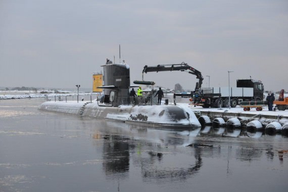 Ubåt klargörs för verksamhet - torpeder lastas (foto: A Sannerman/1.ubflj)