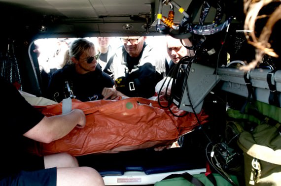 Till slut är patienten på plats i helikoptern redo för transport till sjukhus. Foto Anders Kallin/Försvarsmakten