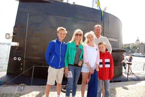 Familjen Grönqvist Axelsson vid ubåten Halland förtöjd i Stockholm (foto: M Lindstedt/Försvarsmakten)