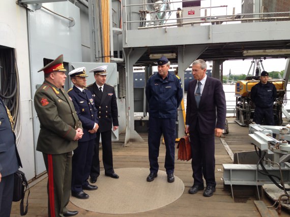 Generalöverste Anatolij Sidorov och generallöjtnant Jan Salestrand informeras om ubåtsräddning av kommendörkapten Jan Rahmström (FC Belos) (foto: Försvarsmakten) 
