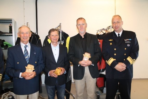 Stolta mottagare av röjdykarnas  hedersutbildningstecken tillsammans med marininspektören (MI). Från vänster Torsten Nilsson, Karl Jonasson, Lalle Pettersson och Jan Thörnqvist (MI).