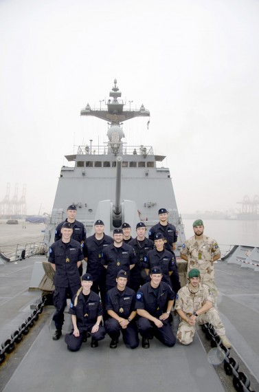 Gruppfoto togs när besökarna från HMS Carlskrona kom ombord på Wang-Geon. Foto Försvarsmakten