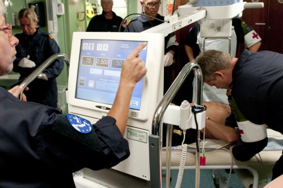 Röntgensköterskan Berit Trens förbereder utrustningen inför röntgenundersökning. Foto: Anders Kallin/Försvarsmakten