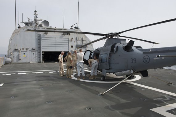 HMS Carlskronas helikopter fick möjlighet att landa på Fridtjof Nansens helikopterdäck. Foto: Lars Sandau/Försvarsmakten