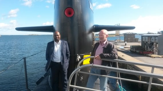 Riksdagsledamot Abdirizak Waberi och Bo Genfors på ubåten Upplands däck (foto: Försvarsmakten)