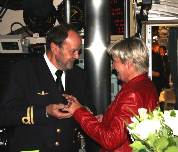 Ringen är på! Björn och Eva gifter sig i HMS Hallands manöverrum (foto:1.ubflj/Försvarsmakten)