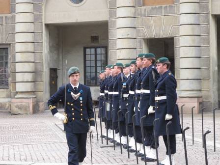 Löjtnant Johan Mattsson inspekterar soldaterna före postavlösning