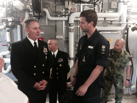 Master Chief Petty Officer of the Navy (MCPON), Michael D. Stevens ombord på HMS Visby i samtal med sonarofficeren, fanjunkare Jacob Alehammar
