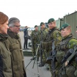 Anna Kinberg-Batra och Hans Wallmark träffade soldaterna och var mycket intresserade av deras arbete, Foto: Anderas Löfqvist
