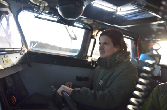 Anna Kinberg-Batra provade på att framföra en stridsbåt under ledning av stridsbåtsbesättningen, Foto: Anderas Löfqvist