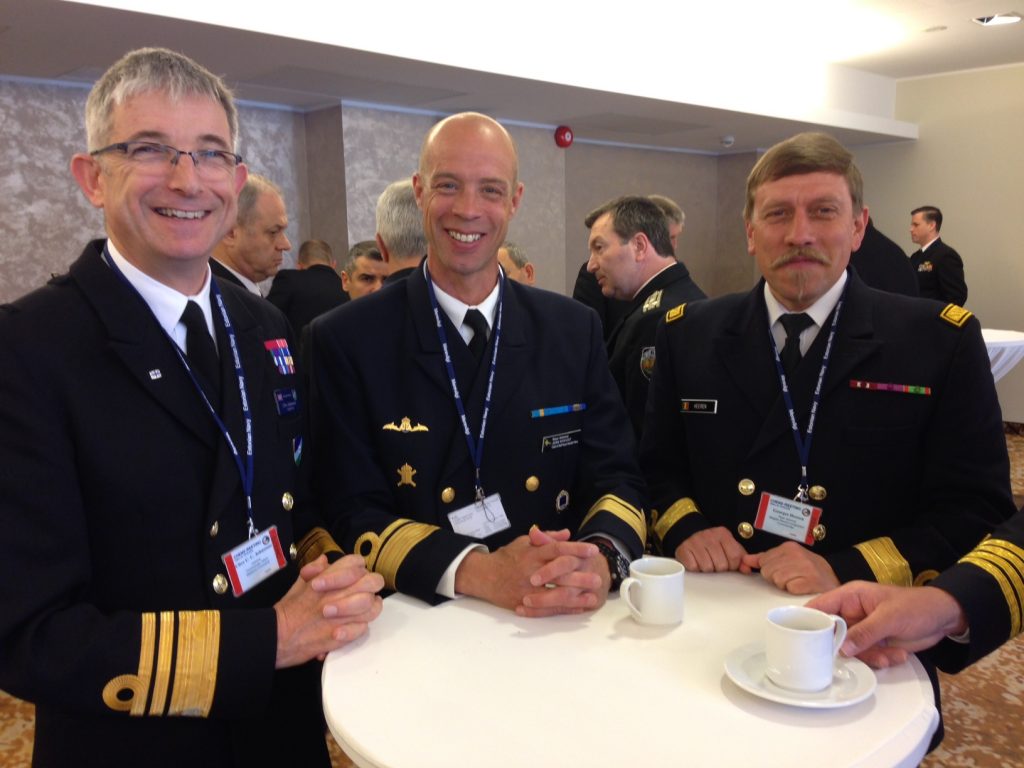 Marinchefen Konteramiral Jens Nykvist samspråkar med Viceamiral Clive Johnstone, Allied Maritime Command (till vänster) samt Belgiens Marinchef Konteramiral Georges Heeren (till höger).