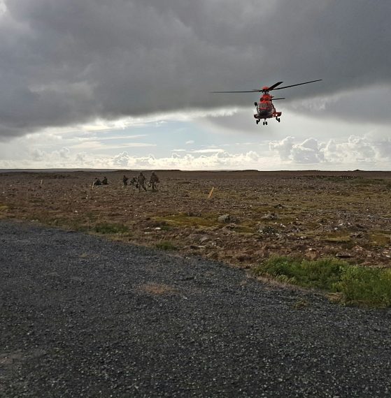 Helikopter har transporterat ett svenskt/danskt team till ett sökuppdrag. Foto: 44.röjdykardivisionen