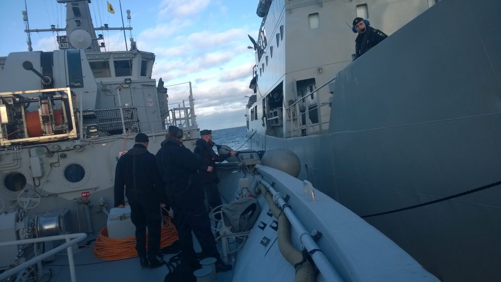HMS Ulvön förtöjer på HMS Trossö som ligger till ankars för att genomföra RAS.