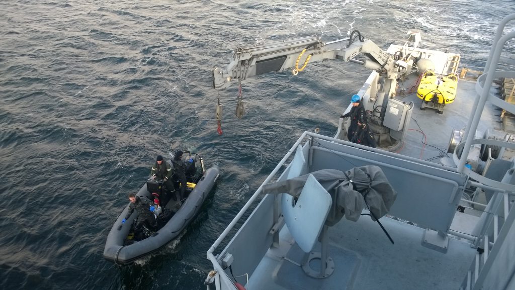 Röjdykarna kastar loss ifrån HMS Ulvön för ett lokaliserings- och dokumentationsdyk på ett av sonarofficerarnas objekt. Denna gång med luftutrustning samt dykarsonar (DDSS). Under övningen Swenex så har minröjningsfartyget förstärkts med dykförmåga ifrån Skredsvik.