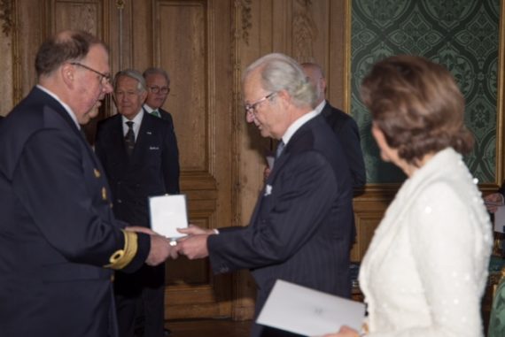 Engevall tar emot HM Konungens medalj. Foto: Clas Göran Carlsson