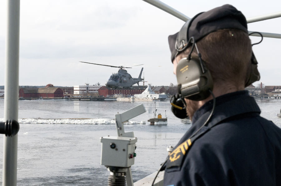 Helikopter eskorterade Carlskrona under utlöpandet