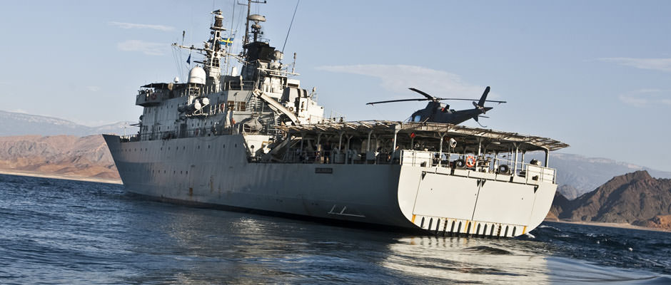 HMS Carlskrona utanför Somalias nordkust på uppdrag i Adenbukten